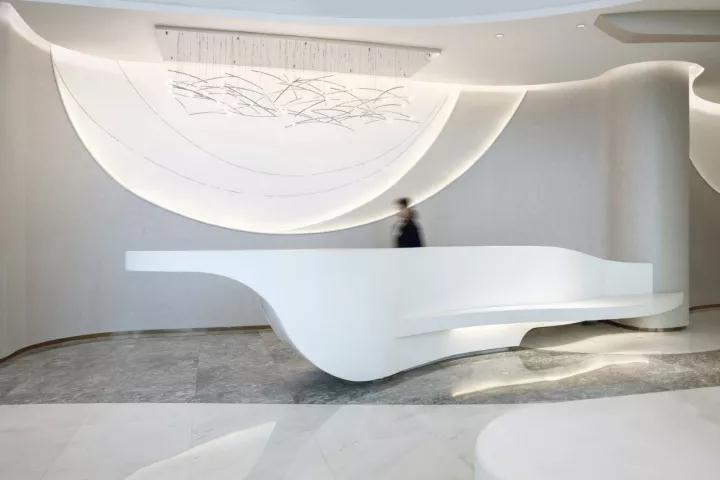 一個(gè)讓你仿若穿越時(shí)空的科技展廳，展示未來(lái)生活形態(tài)插圖