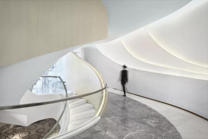 一個(gè)讓你仿若穿越時(shí)空的科技展廳，展示未來(lái)生活形態(tài)插圖(1)